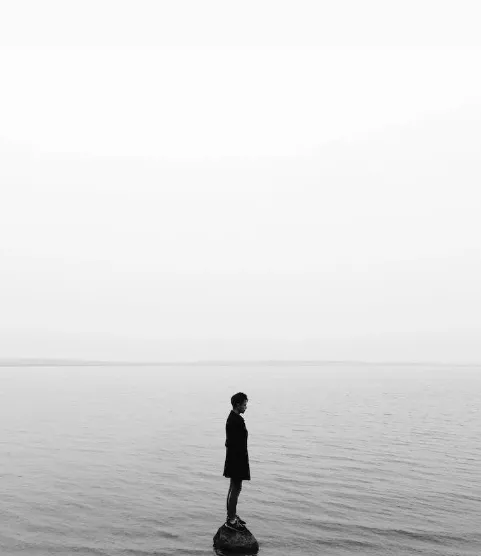 un homme seul face à la mer