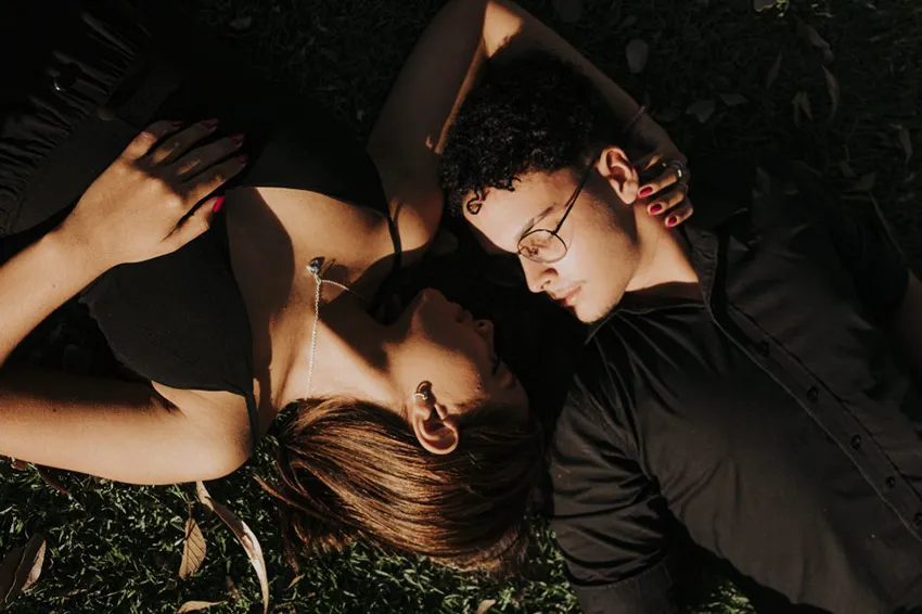 couple amoureux allongé sur l'herbe