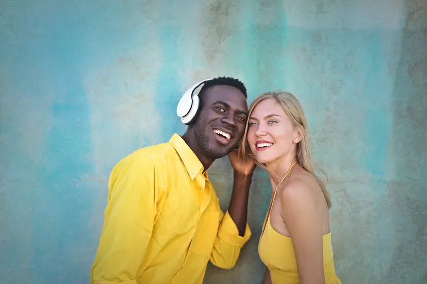 couple épanoui qui écoute de la musique