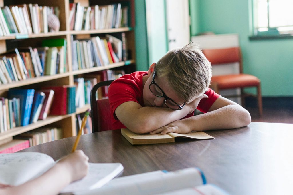 Les comportements typiques qui aggravent la pression scolaire